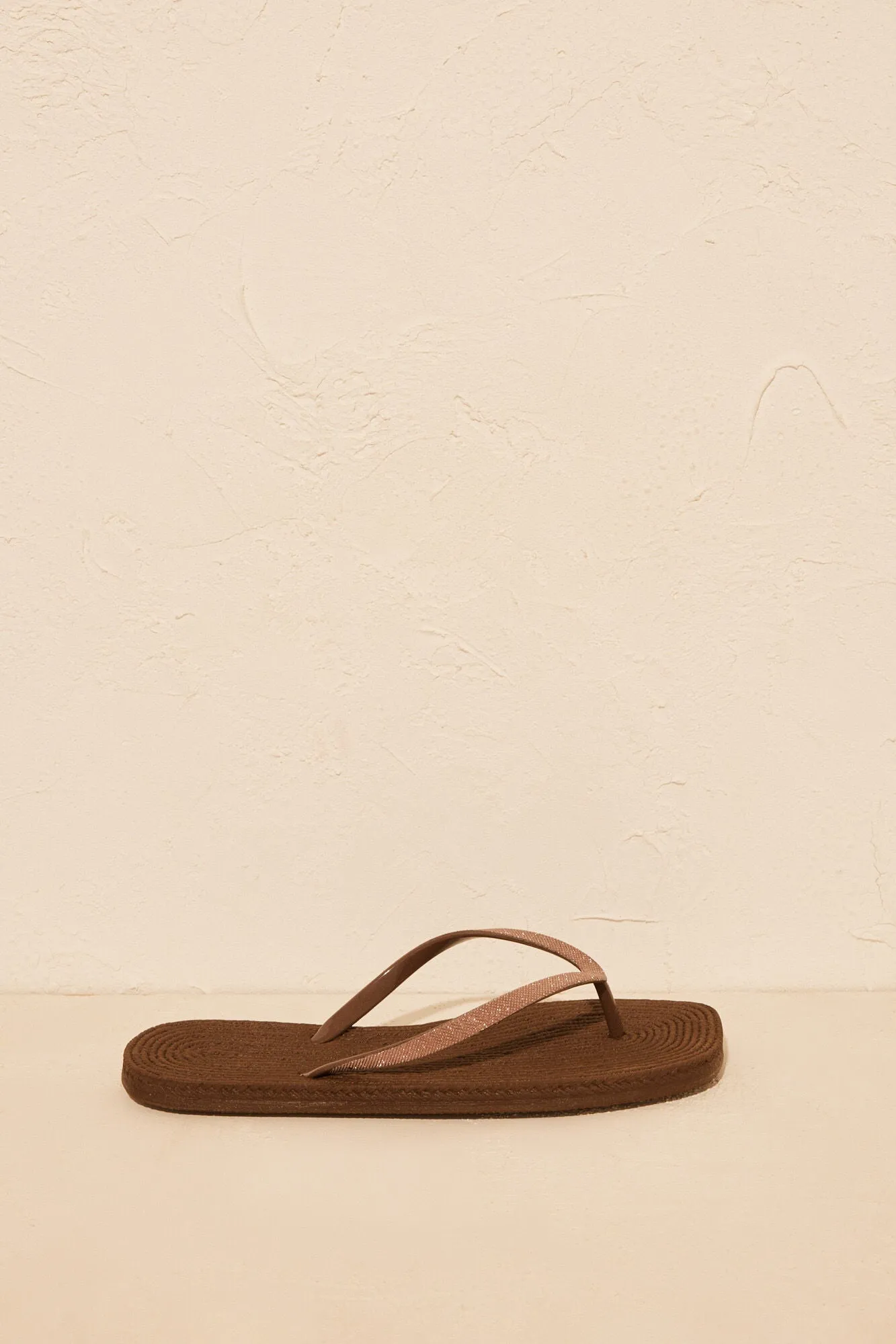 Brown 100% mojable flip-flops