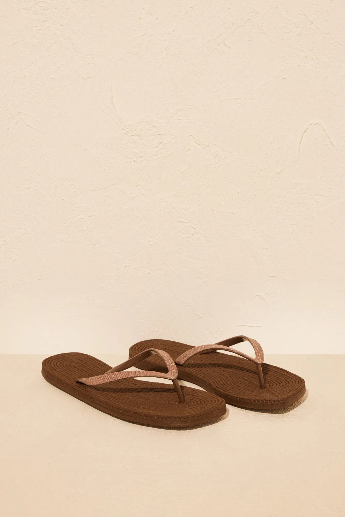 Brown 100% mojable flip-flops