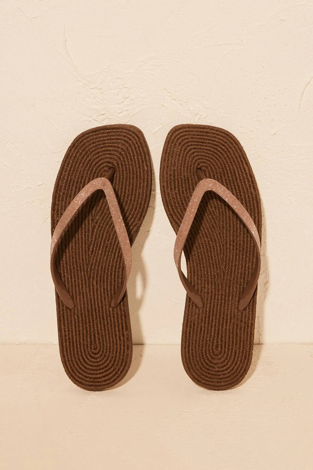 Brown 100% mojable flip-flops