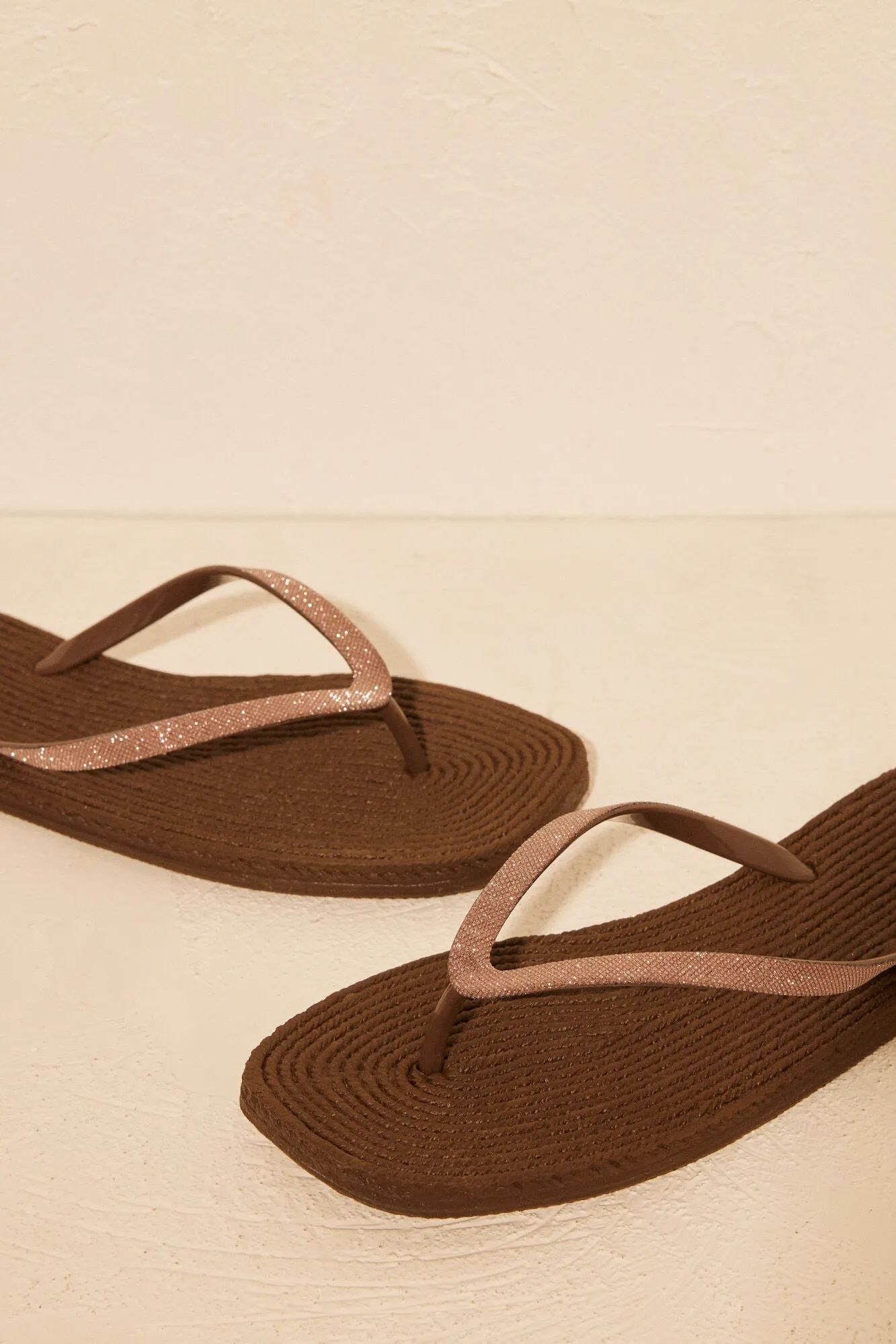 Brown 100% mojable flip-flops